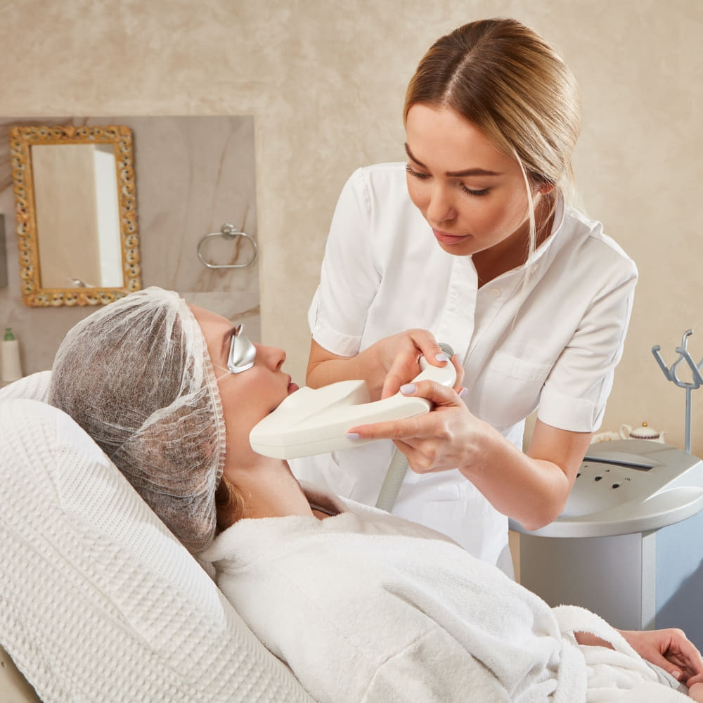 curso de urgencias esteticas doctora realizando procedimiento estetico a paciente