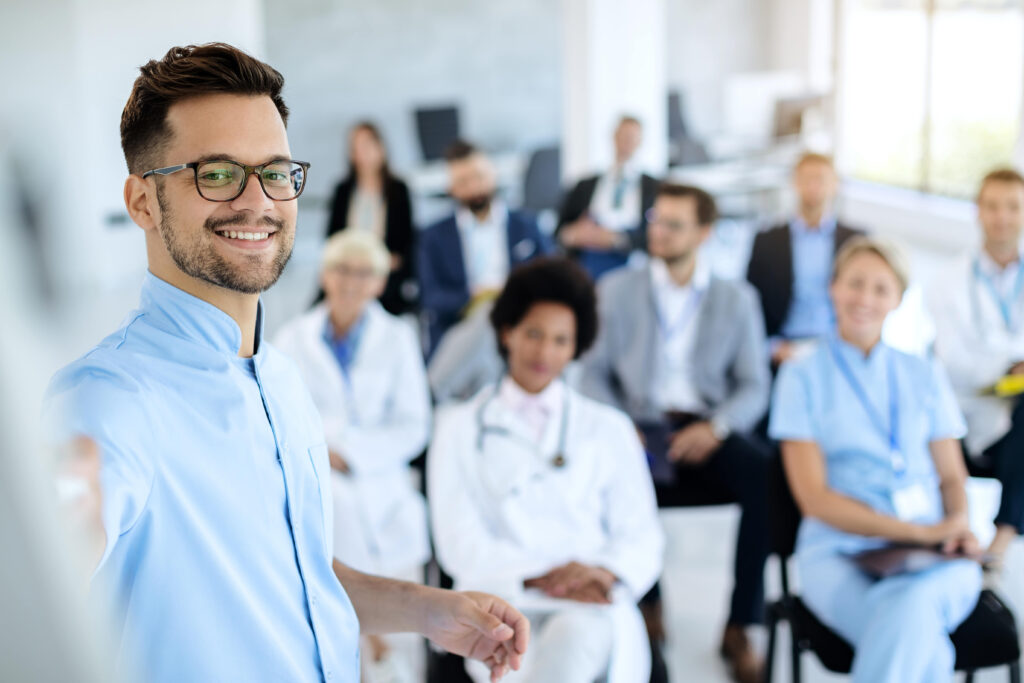 aula con profecionales estudiantes Modalidad de estudio virtual y con clases presenciales en medellin y toda colombia