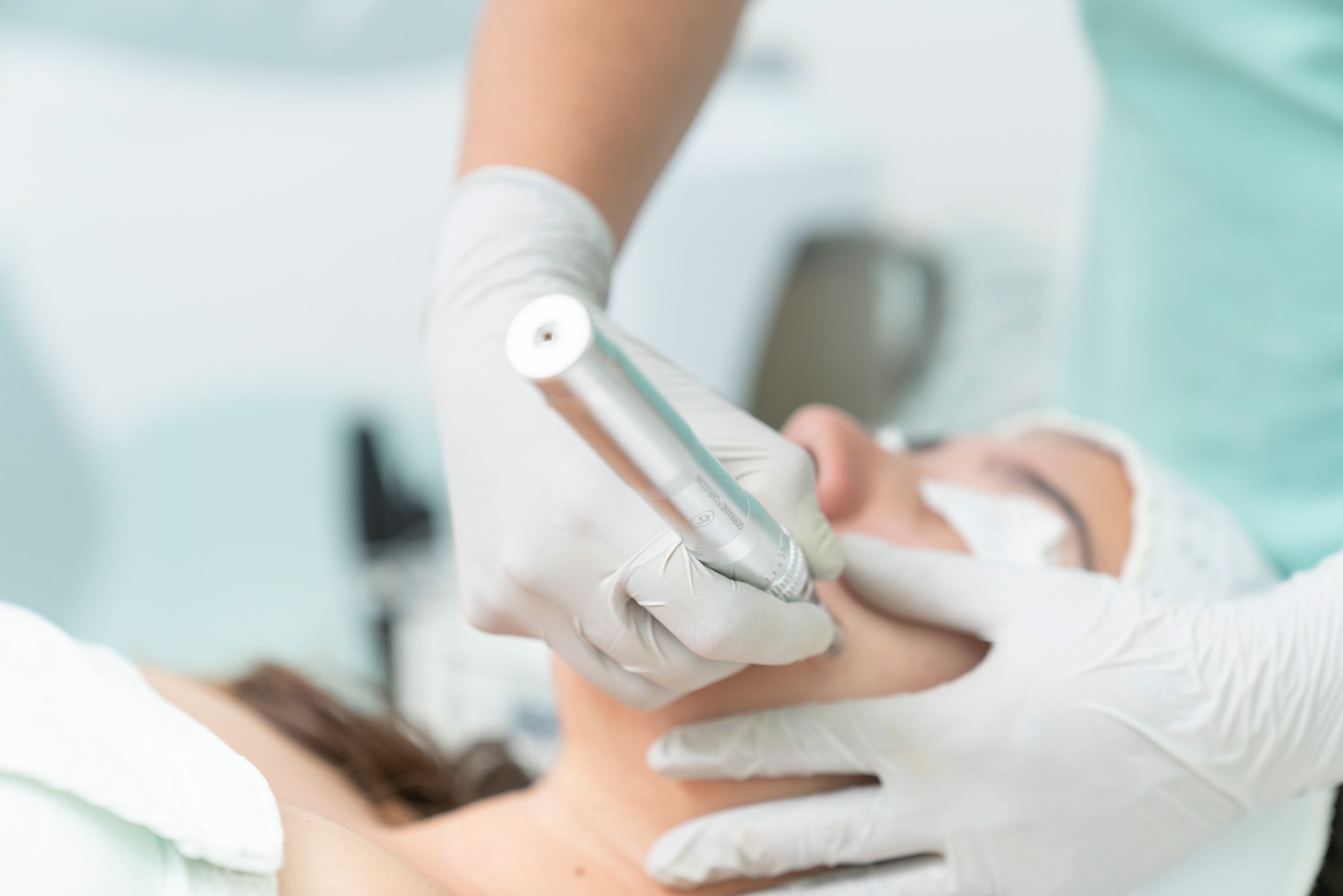 Primer plano de un tratamiento cosmético que se está realizando en un entorno clínico.